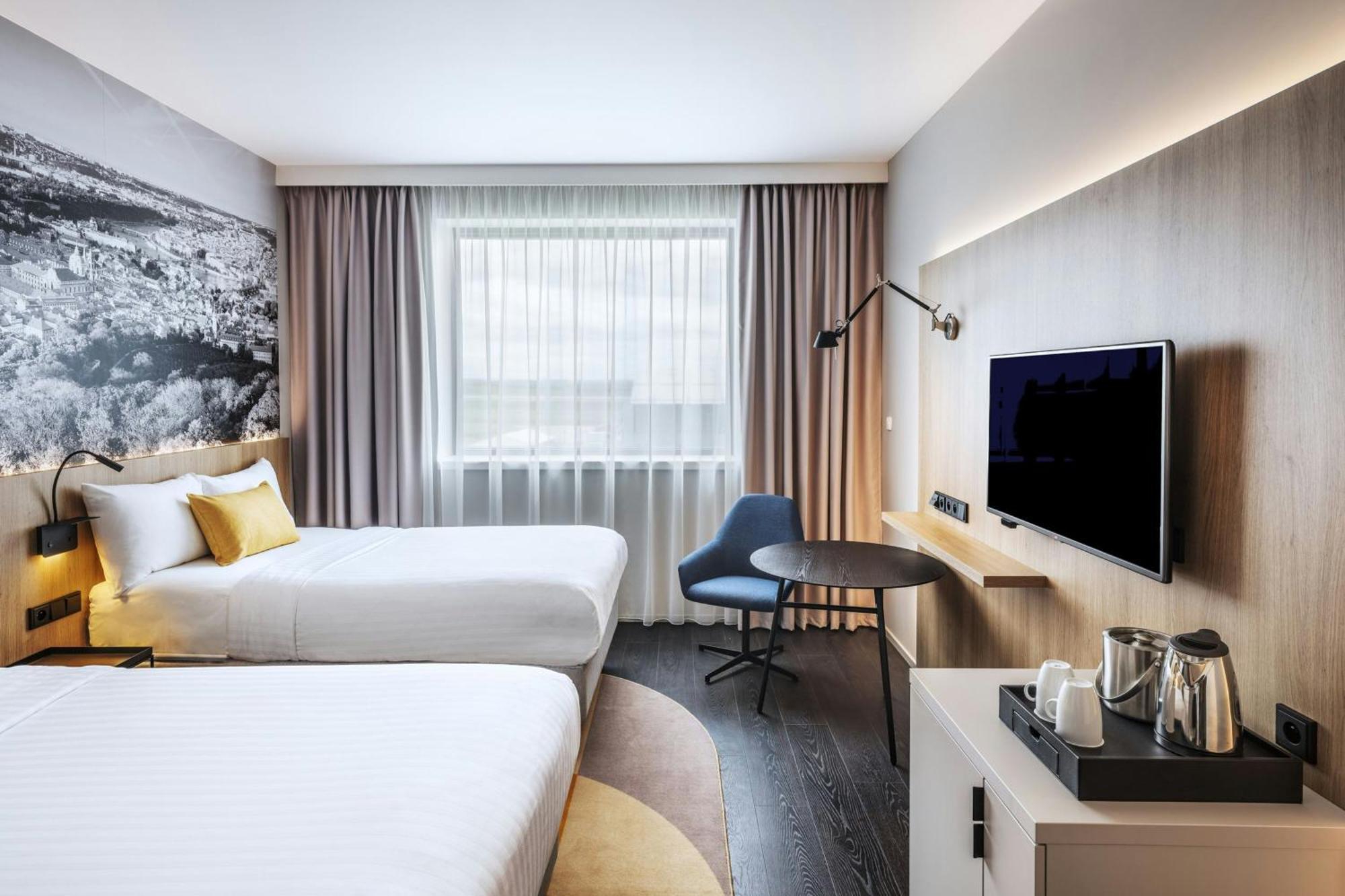 Courtyard By Marriott Airport Hotel Prag